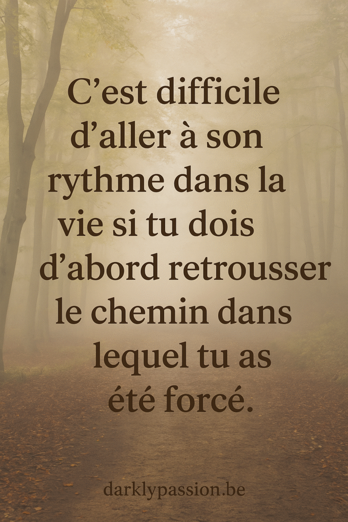 Citation en blanc sur fond sombre illumined'une foret, illustrant la difficulté de suivre sa propre voie après avoir été forcé·e dans une direction imposée. Ce qui empêche de trouver sa voir.