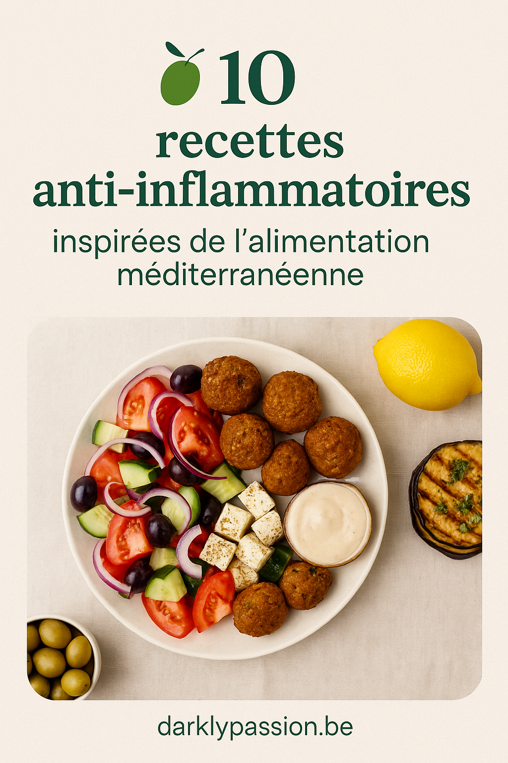 Image d’un bol coloré avec salade grecque, falafels, feta végétale, sauce tahini et aubergines grillées, illustrant des recettes méditerranéennes anti-inflammatoires.