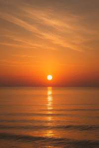 Image d’un lever de soleil apaisant au-dessus de l’océan, lumière dorée sur l’eau calme, illustration inspirante pour développement personnel et routine matinale